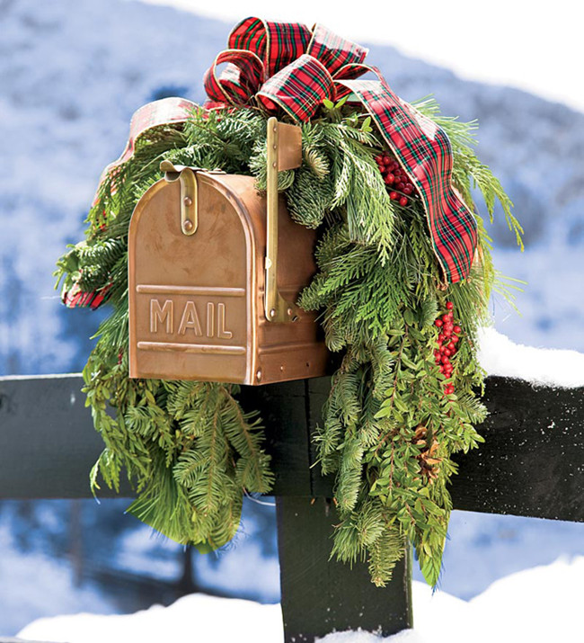 Christmas Decoration on Mailbox