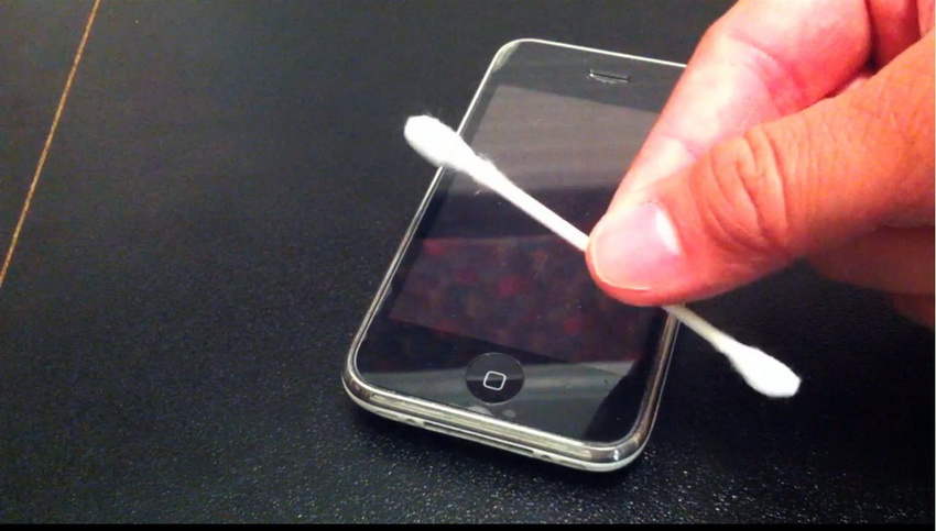 how-to-fix-iphone-stuck-in-headphone-mode-caused-by-hardware-issues-clean-dirt-12