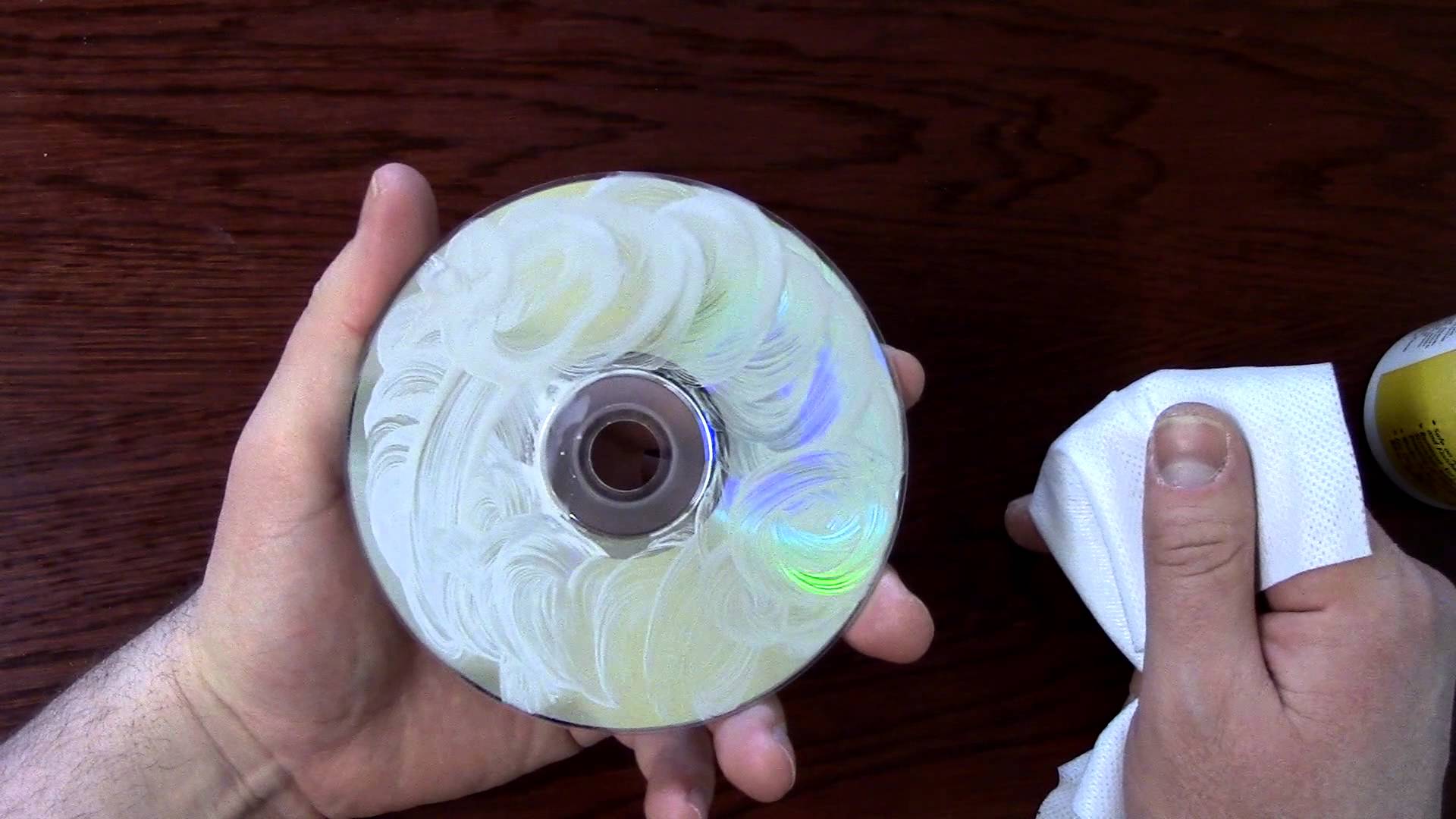 Fix fix Blu ray disc with a wet cloth