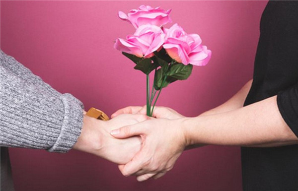 best-10-romantic-valentine-day-photos-couple-flowers-gift-7